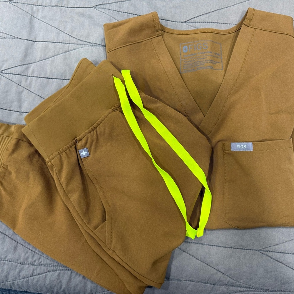 Figs Camel Scrub Set with Bright Yellow Drawstring